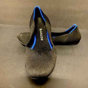 Rothy's  Women Elegant Black Flats with Blue Trim Size 7, round toe, slip Ons.